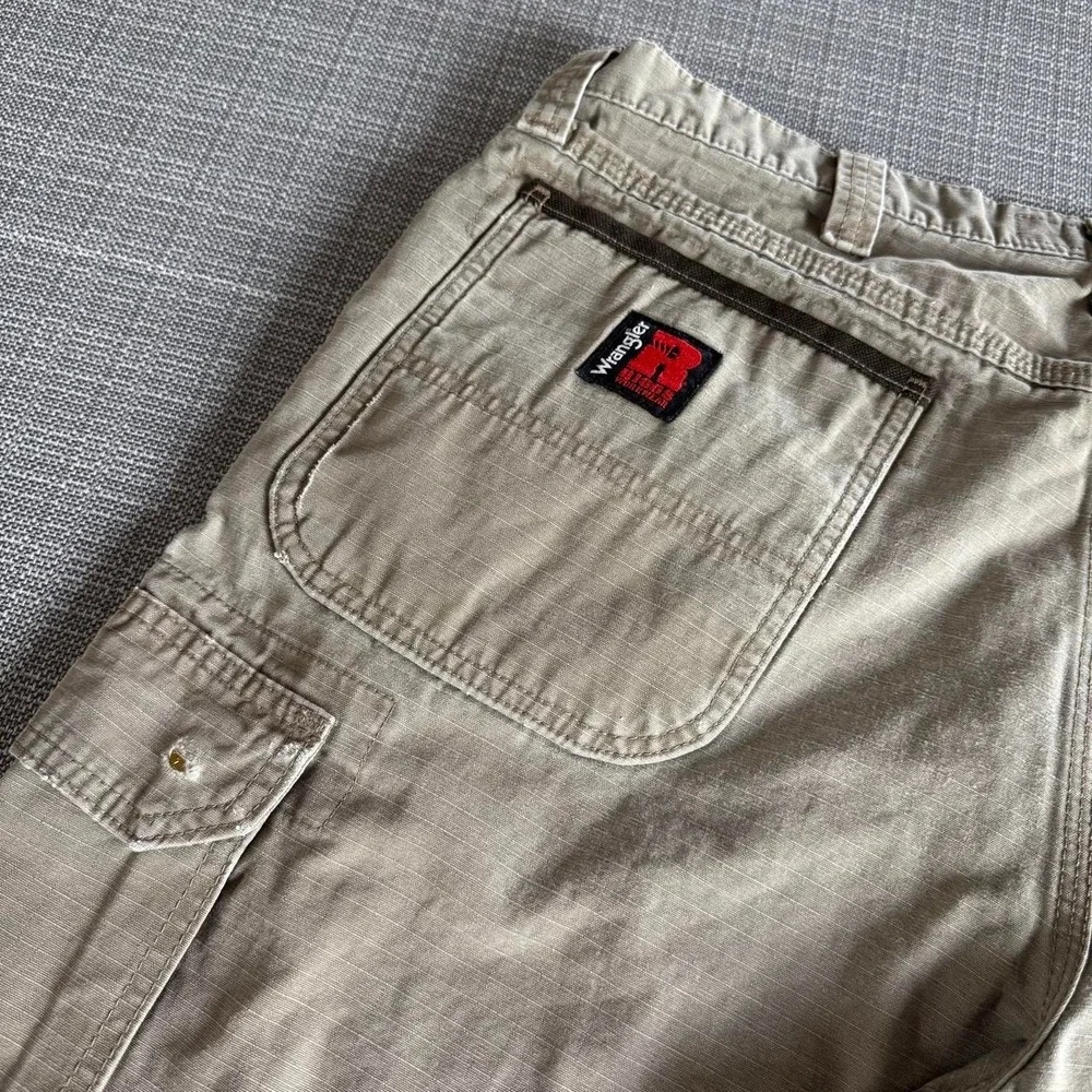 Wrangler Riggs Workwear beige cargo shorts Size 36